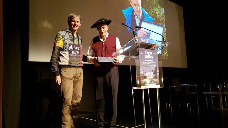 Zumaiako flyscha mundu mailan hedatzen lagundu duen Orue-Etxebarria omendu du Geoparkeak