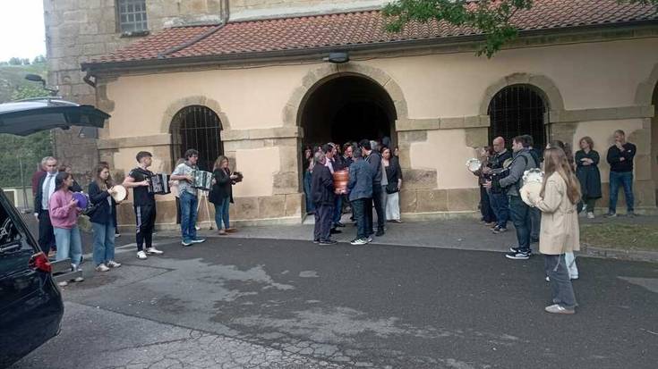 Trikiti doinuekin agurtu dute 'Astubi' trikitilaria