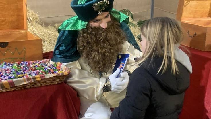 Haurren desioak helarazi dizkiete Errege Magoei