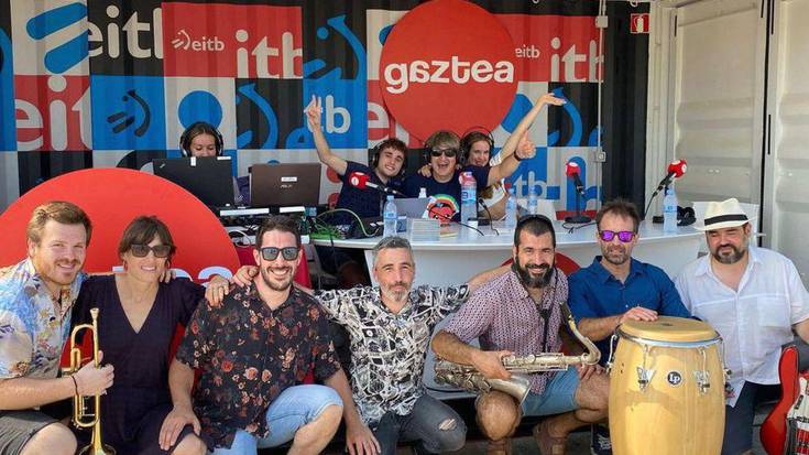 [HARA!] Gazteako goizeko irratsaioa malekoitik egin dute, Leire Arrojeria zarauztarrak aurkeztuta eta herriko hainbat gonbidaturekin