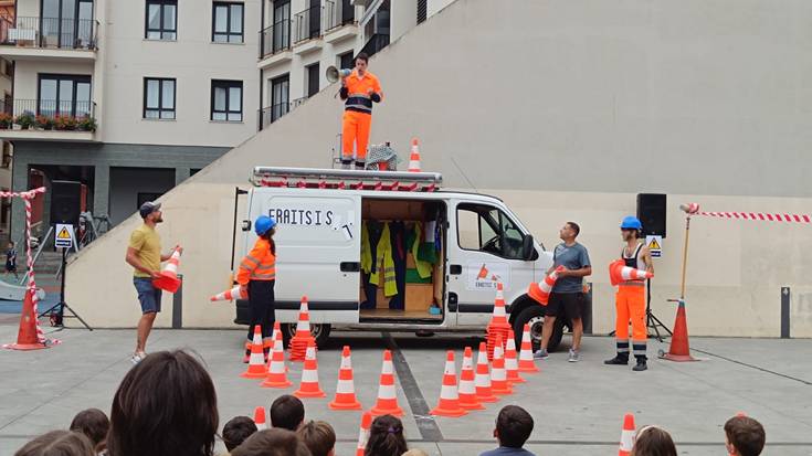 Ikusmina eragin du 'Eraitsi SL' antzezlanak Eusebio Gurrutxaga plazan