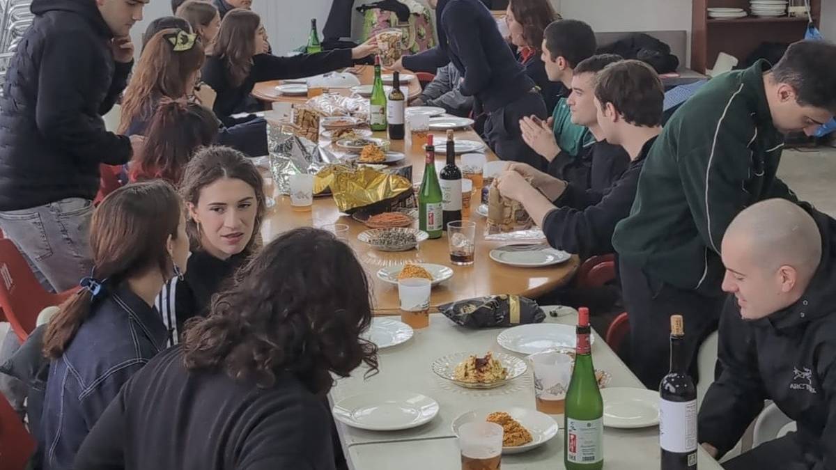 Maskara festa, Hiruputzu gaztetxearen hirugarren urteurrenean