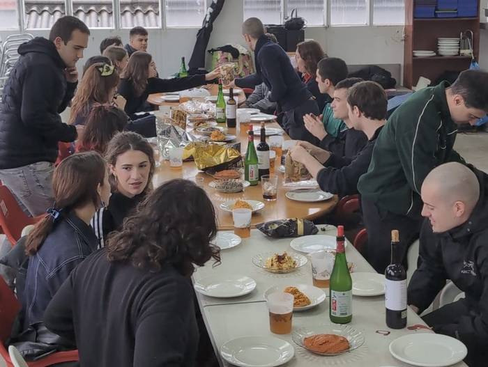 Maskara festa, Hiruputzu gaztetxearen hirugarren urteurrenean