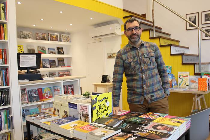 Eneko Garate: "Istorio ezberdinak bilatzen saiatzen gara beti argitaletxean"