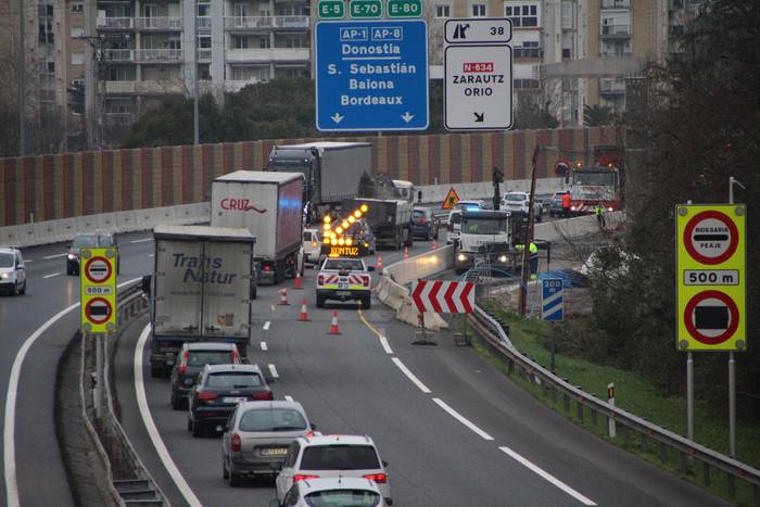 Bi ibilgailuren arteko istripua izan da AP-8an, Zarauzko ordainsariaren parean