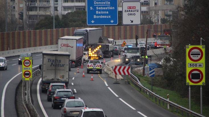 Bi ibilgailuren arteko istripua izan da AP-8an, Zarauzko ordainsariaren parean