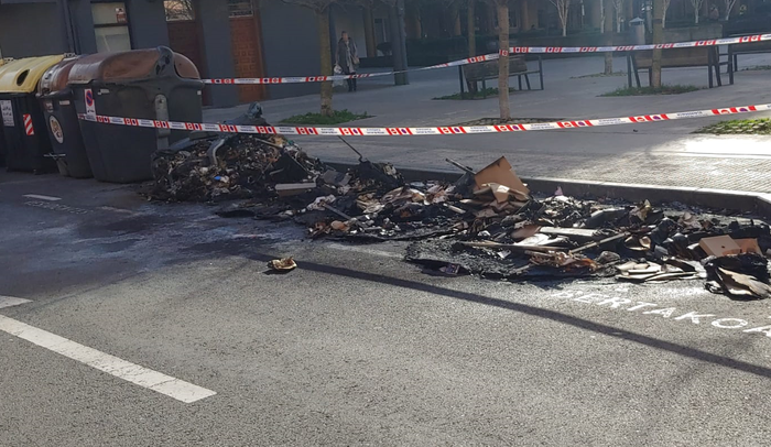 UKUEk "irmoki" gaitzetsi du egunotan Zarautzen edukiontziak erre izana