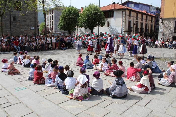 Giro ederrean ospatu dute Dantzari Txiki Eguna Azkoitian