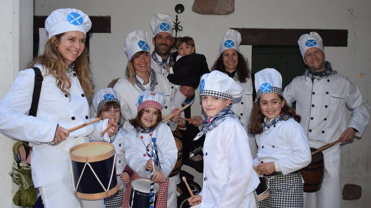 Irudimena lantzeko baliatu dituzte karnabalak zumaiarrek