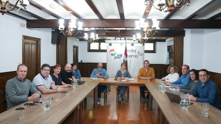 Gipuzkoa Buru Batzarreko kideek Azpeitian egin dute bilera, bertako ordezkariekin