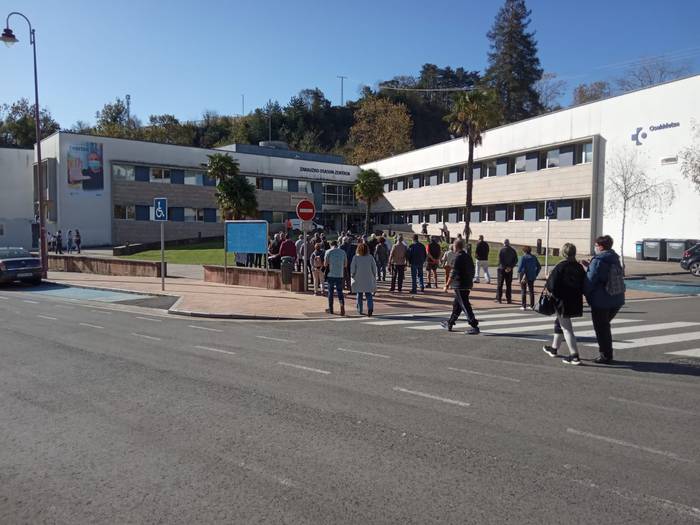 Osasungintzako langileen borrokarekin bat egin dute Zarauzko pentsiodunek
