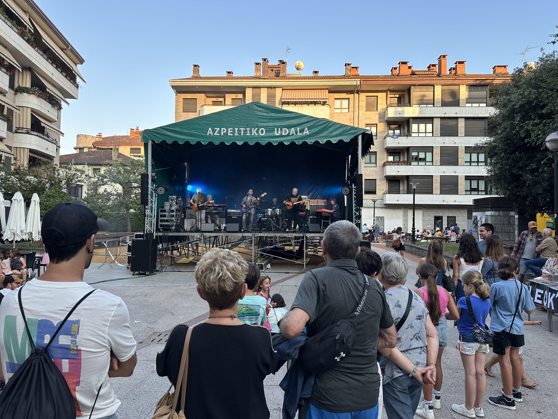 Giro bikaina Leok'k taldearen eta Deñeren kontzertuetan
