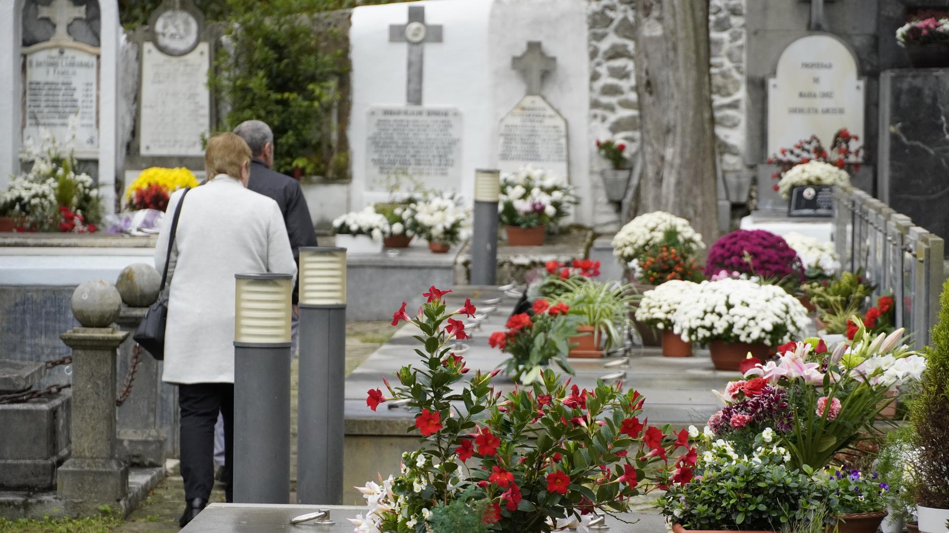 Lore sortak hilerrietan, zendutakoen oroimenez