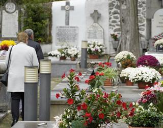 Lore sortak hilerrietan, zendutakoen oroimenez