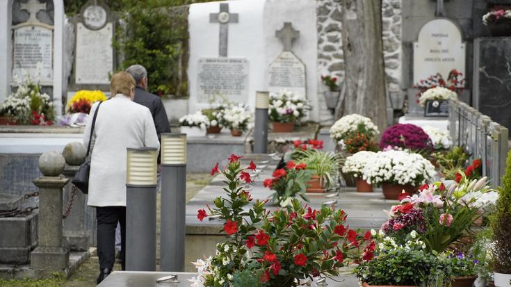 Lore sortak hilerrietan, zendutakoen oroimenez