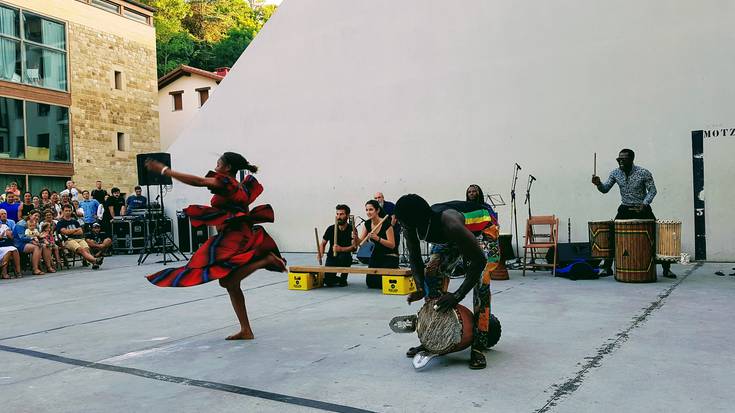 Gineako musikak eta dantzak, Nimbaren eskutik