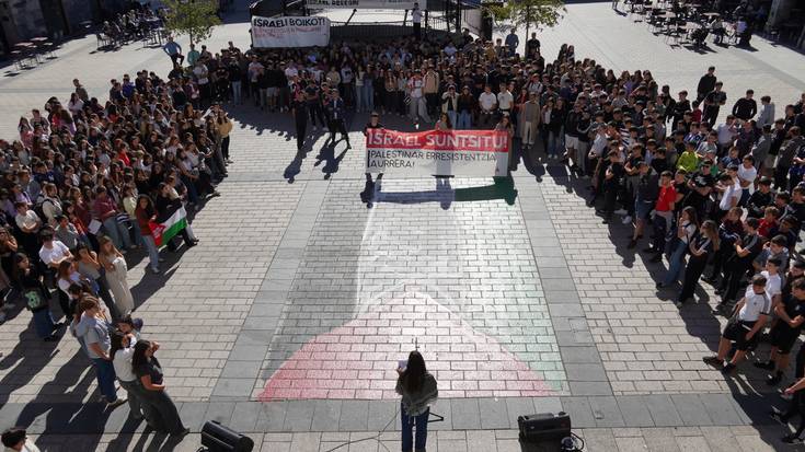 Israeli boikota egiteko eskatzeko eta Palestinari elkartasuna adierazteko mobilizatu dira ikasleak