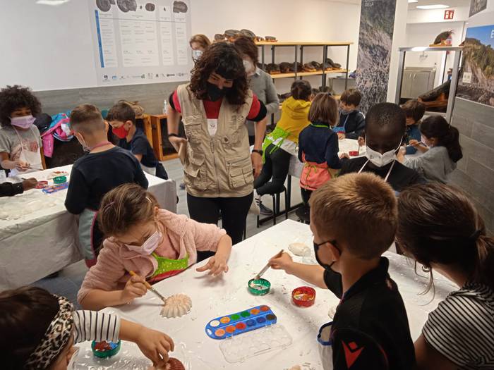 Familientzako fosilen tailerra antolatu du Geoparkeak larunbaterako