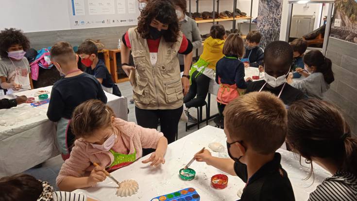 Familientzako fosilen tailerra antolatu du Geoparkeak larunbaterako