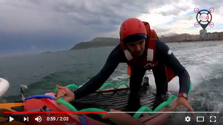 Bideoa: Drone bidezko itsas salbamenduko simulakroa Zarautzen