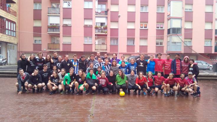 Futbito Txapelketa eta Bertso-balkoi Tourra antolatu ditu SKAPA jai batzordeak