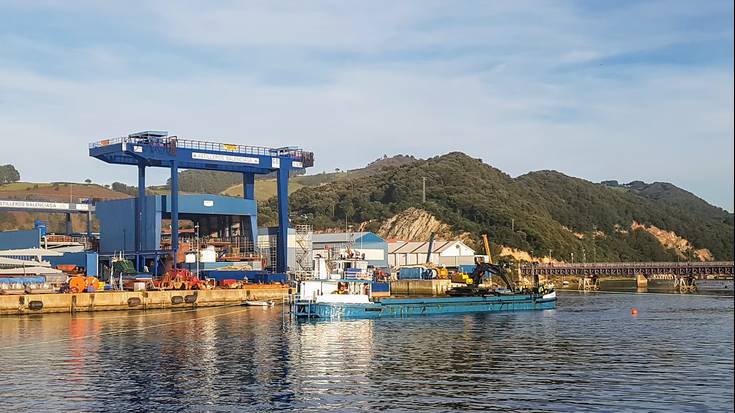 Balenciagaren ontzi berria uretaratzeko draga lanak egiten ari dira