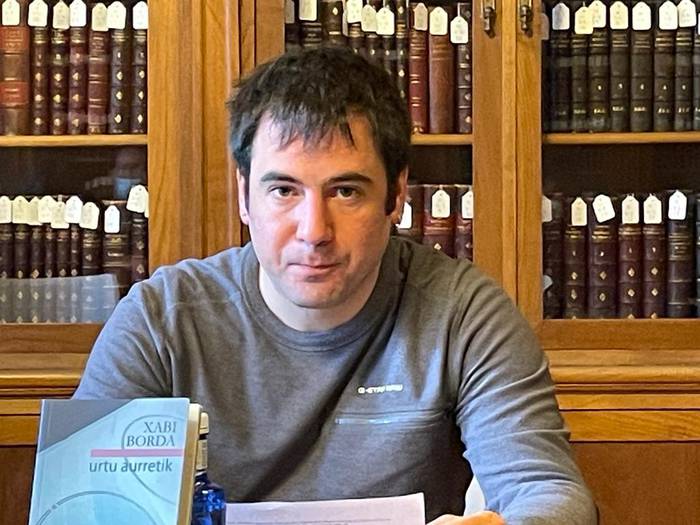 Hamahiru urteko etenaren ostean, 'Urtu aurretik' poesia liburua kaleratu du Xabi Bordak