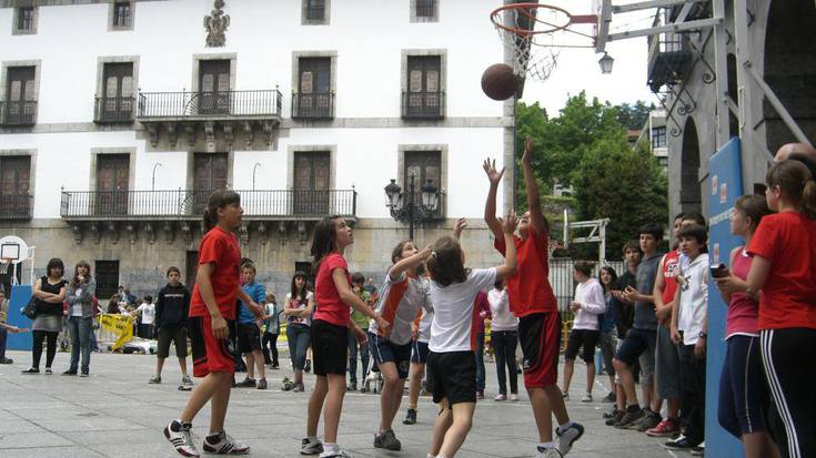 3x3 saskibaloi txapelketa egingo dute larunbatean, Azkoitiko plazan