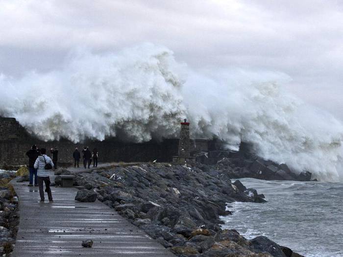Zortzi metroko olatuak espero dira astebururako