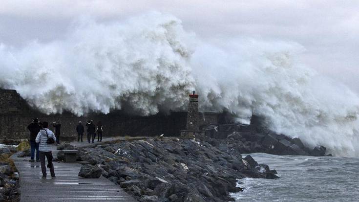 Zortzi metroko olatuak espero dira astebururako