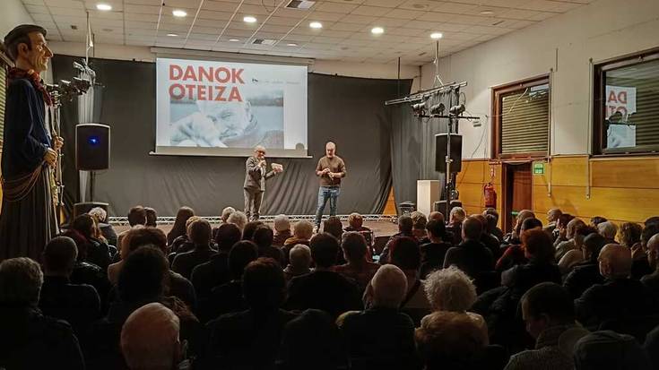 Areto bete jende bildu da Oteizari buruzko dokumentalaren aurkezpenean