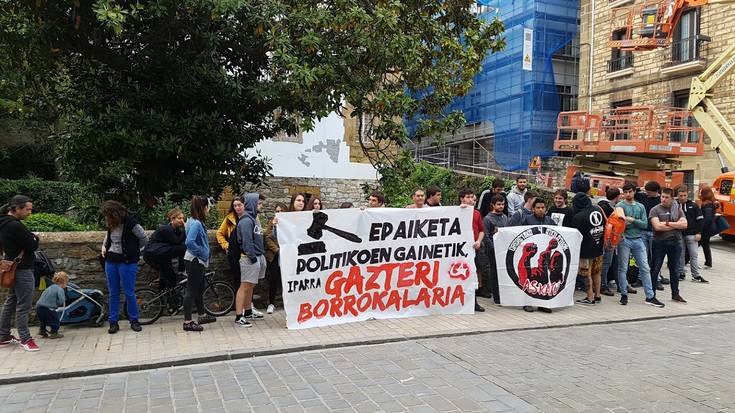 M11ko gazteei elkartasuna adierazteko kontzentrazioa egin dute