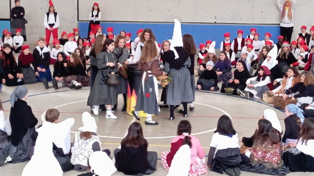 Jolastokien aterpeek hartu dituzte ikastetxeetako inauterietako jaialdiak