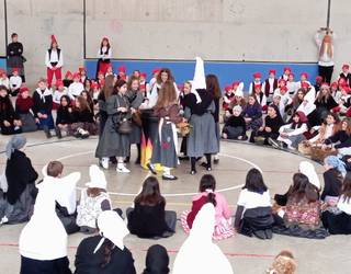 Jolastokien aterpeek hartu dituzte ikastetxeetako inauterietako jaialdiak