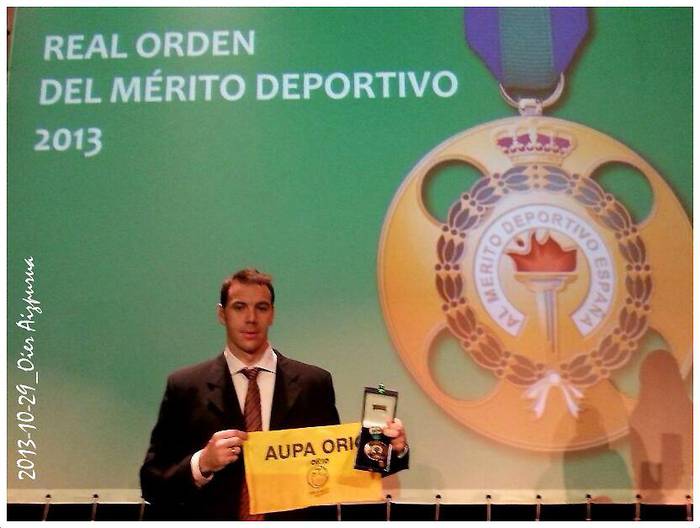 Kirol merituari brontzezko domina eman diote Oier Aizpuruari