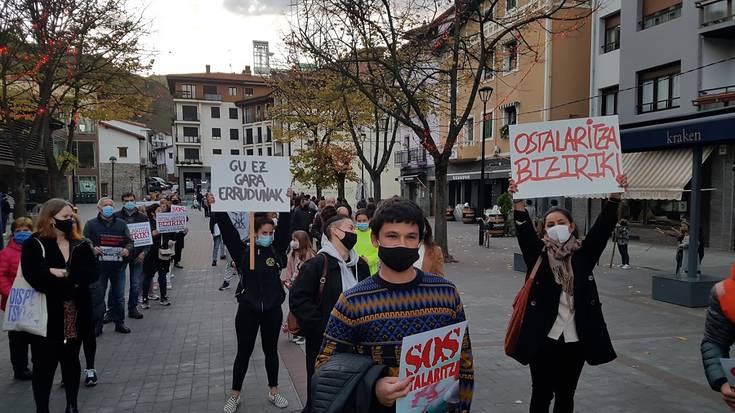 Ostalarien S.O.S. deia entzun da herriko kaleetan