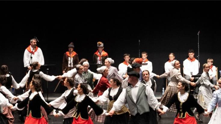 Azpeitia Dantzan: Itsasi dantza taldearen emanaldia