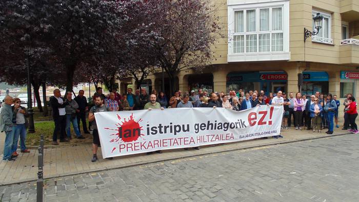 Kontzentrazioa egin dute Katalunian hil zen garraiolariaren heriotza salatzeko, Zumaian