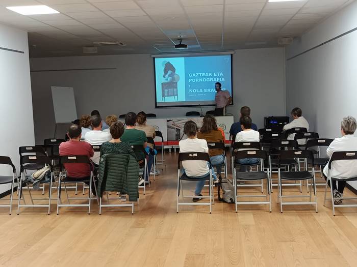 Pornografiak gazteengan duen eraginaz hausnartu dute hainbat herritarrek