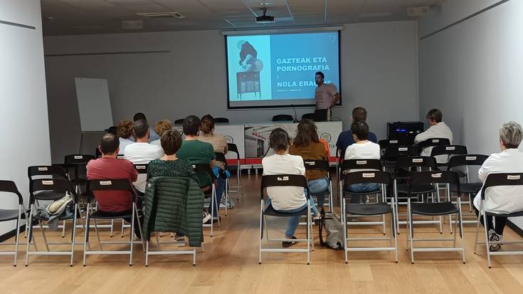 Pornografiak gazteengan duen eraginaz hausnartu dute hainbat herritarrek