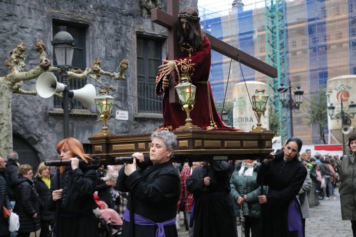 Hamar pauso aterako dituzte Ostiral Santuko prozesioan