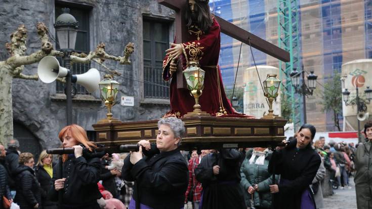 Hamar pauso aterako dituzte Ostiral Santuko prozesioan