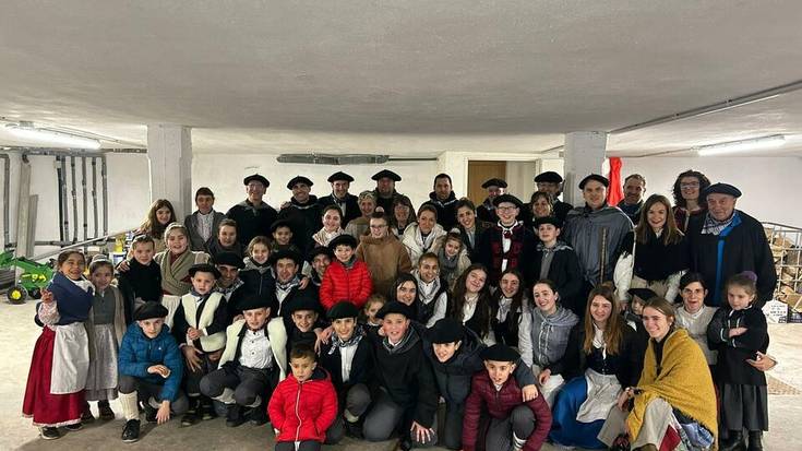 Gabon eskean atera dira Errezilen