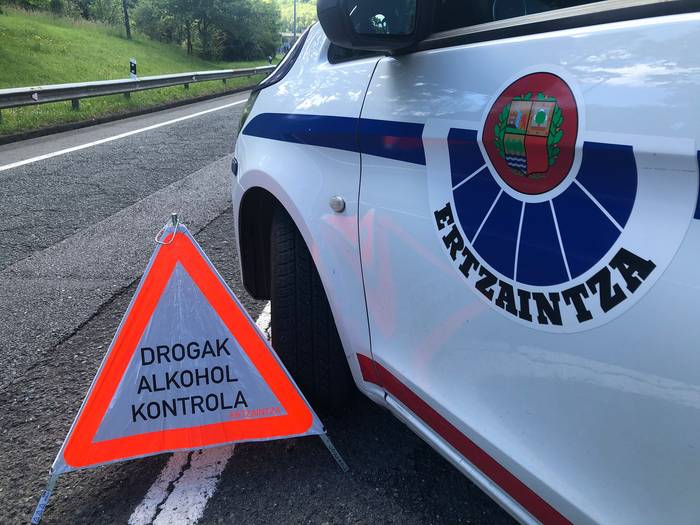 Ertzaintzaren kontrol batetik ihes egin duen gidari baten bila ari dira