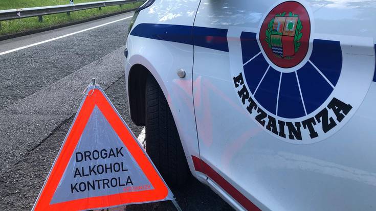 Ertzaintzaren kontrol batetik ihes egin duen gidari baten bila ari dira