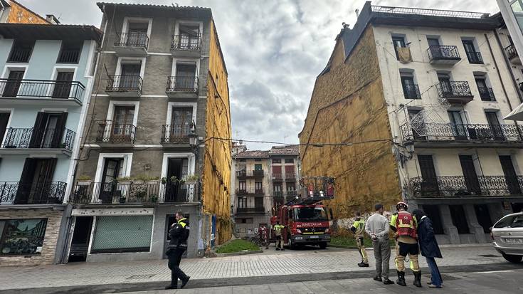Teilak erori dira Done Jakue kaleko etxe batetik