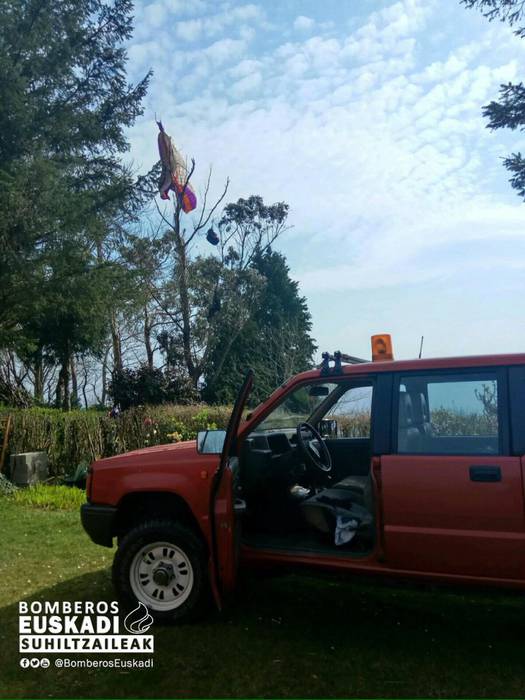 Parapentista bat zuhaitz batean kateatuta geratu da Orion