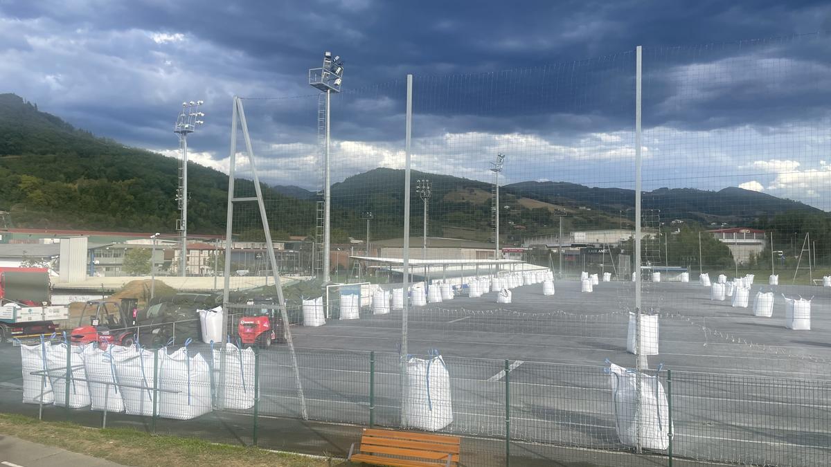 Aurrera doaz Garmendipeko goiko futbol zelaia berritzeko lanak
