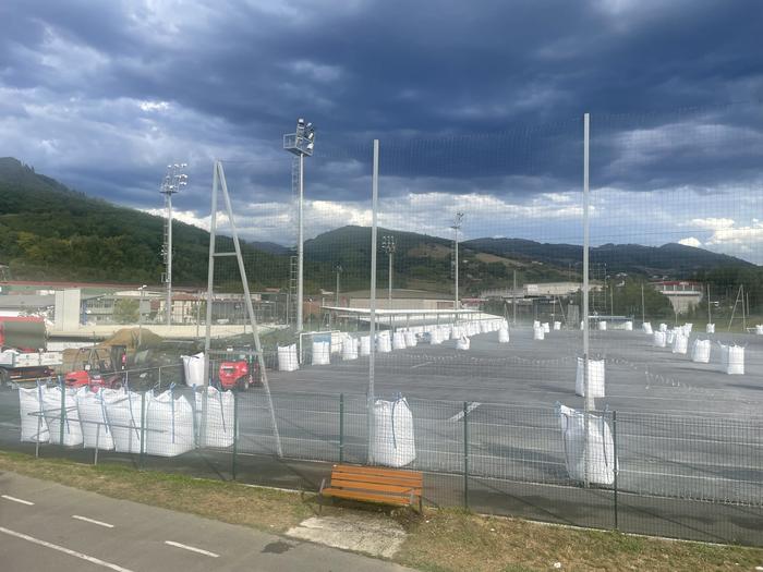 Aurrera doaz Garmendipeko goiko futbol zelaia berritzeko lanak
