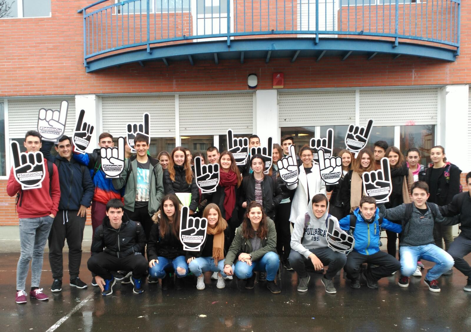 Hainbat ikaslek ere presoen egoera salatu eta urtarrilaren 14an Bilbora joateko deia egin dute